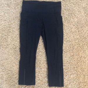 Lululemon Navy Blue cropped leggings in size 6.